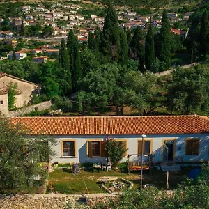 Shkolla & Hostal Vuno